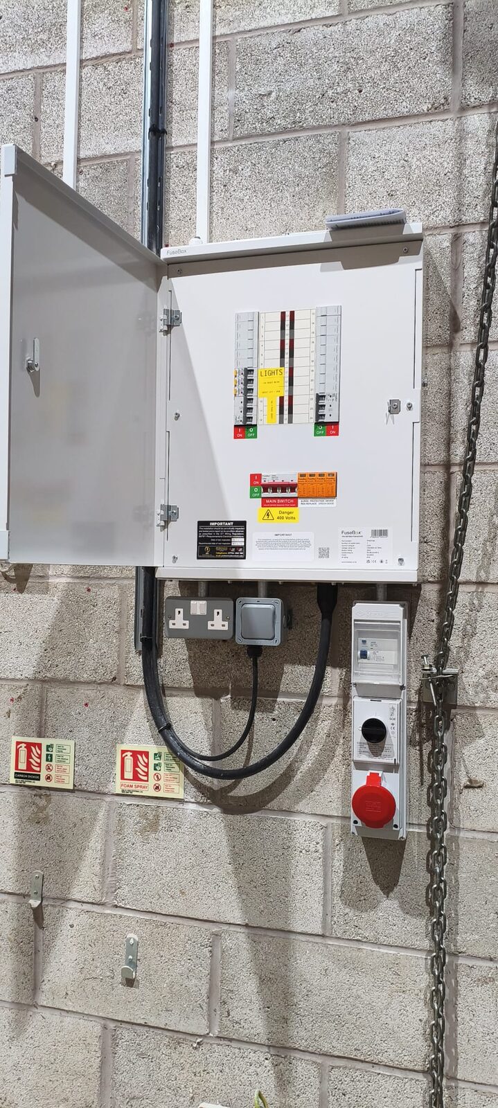 Three-phase commercial distribution board installation